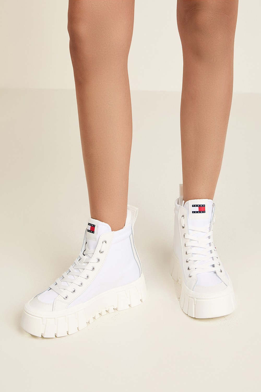 תמונת כל הלוק של נעלי סניקרס פלטפורמה TOMMY HILFIGER
